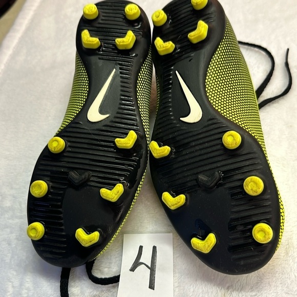Nike Bravata Neon Yellow/Black Soccer Cleats Youth 4, 4.5 Preowned - Picture 3 of 12